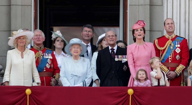 Londra, il “compleanno ufficiale” della regina Elisabetta: la festa sottotono dopo la tragedia del grattacielo