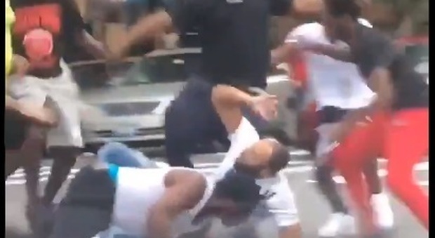 New York violenta, mega rissa tra neri: in 12 contro 1. Il video: «Questa è la città sicura del sindaco De Blasio»