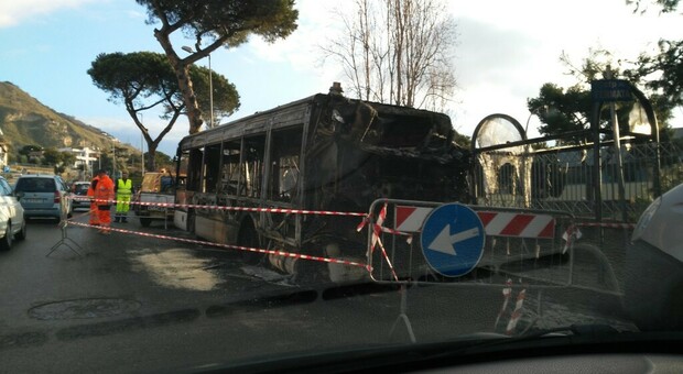 L'autobus incendiato in Irpinia