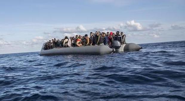 Migranti, 120 alla deriva: «Avvertite Italia e Libia, nessuno interviene»