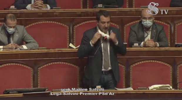 Salvini si toglie la mascherina al Senato e lascia l'aula: «Mentre noi lavoriamo il premier Conte è in tv, mettetevela voi»