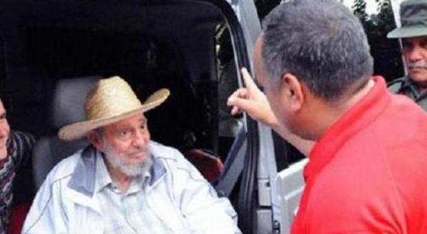 Fidel Castro riappare in pubblico a una mostra d'arte