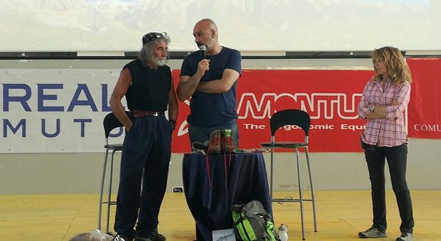 Mauro Corona con il sindaco di Amatrice Sergio Pirozzi