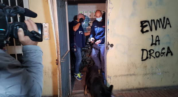 Pescara, blitz della Polizia nel quartiere in degrado di Rancitelli: preso rom con la cocaina