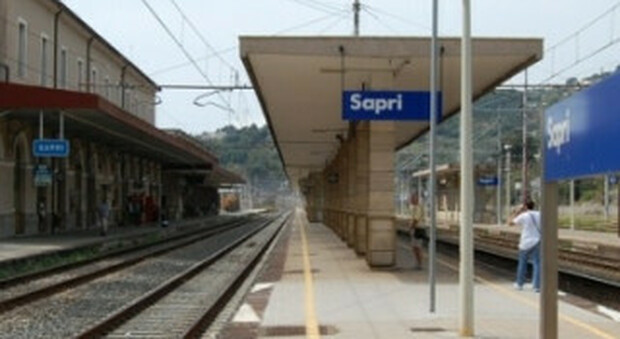 Sale sul treno per Napoli senza biglietto, testata al controllore e sassi contro la polizia
