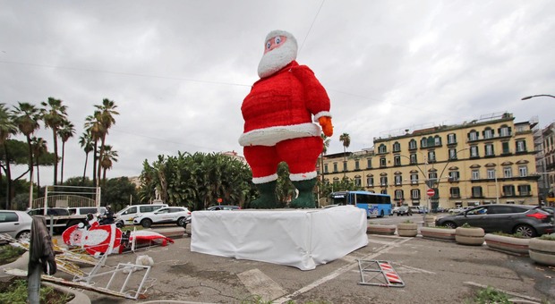 Babbo Natale a Napoli rimosso da piazza Vittoria: «Era stato installato solo per prova»