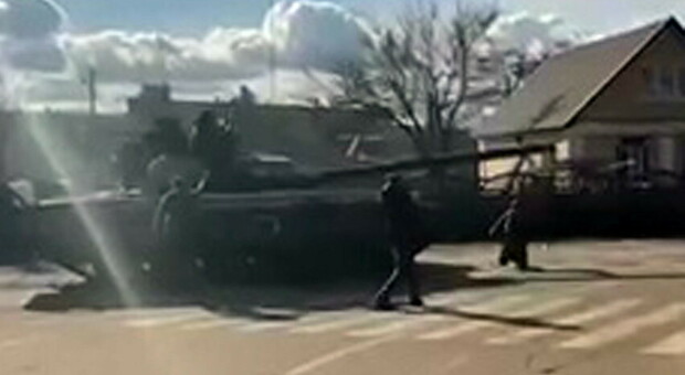 Ucraina, civili in ginocchio tentano di bloccare a mani nude l'avanzata dei carri armati russi: il video choc
