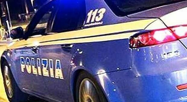 Roma, sfonda il vetro a un'auto della polizia, arrestato 28enne