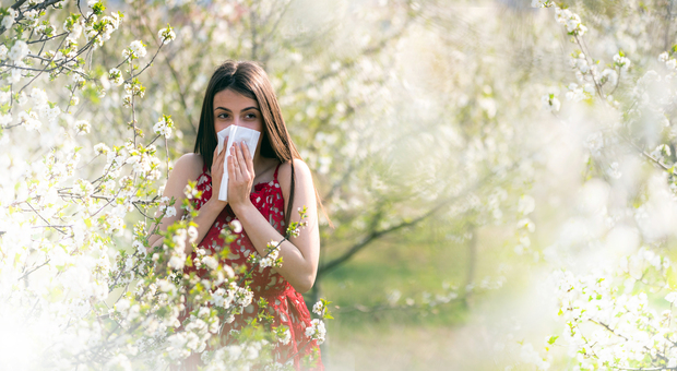 Allergie di primavera, ecco come sconfiggere starnuti e occhi che lacrimano