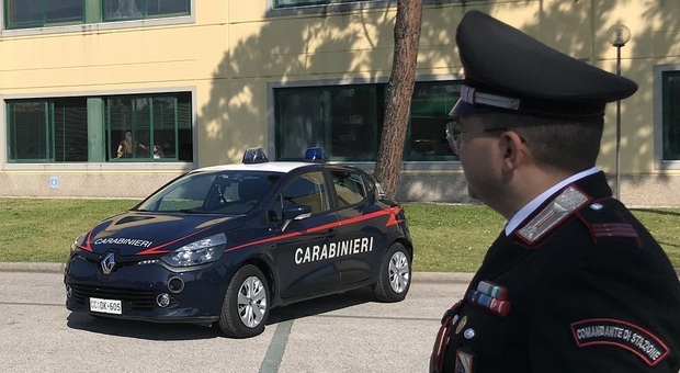 Un militare e una auto dei carabinieri