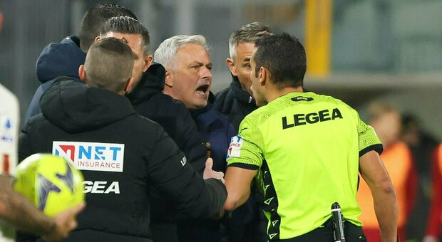 Mourinho, squalifica confermata e niente derby sulla panchina della Roma