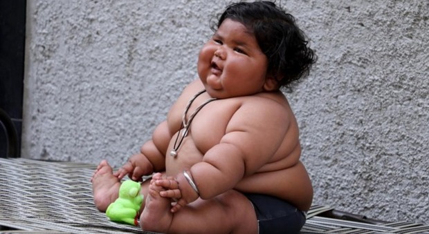 Ha 8 mesi ma mangia come un ragazzino di 10 anni: già pesa 17 chili. La mamma: "È insaziabile"