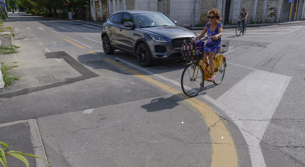 Ciclisti che non seguono la pista ciclabile delle Silvestri e Fuà Fusinato passando davanti alle auto invece che sulle strisce: ora il Comune metterà in sicurezza il passaggio