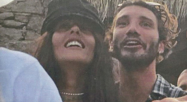 Stefano De Martino, innamorato: baci con la fidanzata Gilda Ambrosio a Mykonos