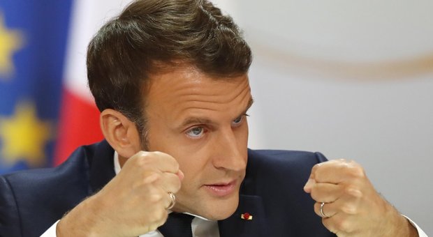 Francia, Macron taglia l’insegnamento dell'italiano nelle scuole: polemiche