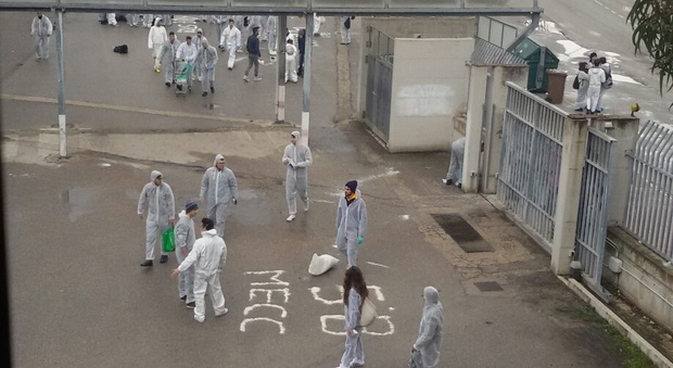 Studenti dell'istituto Fermi cospargono di sale il piazzale della scuola