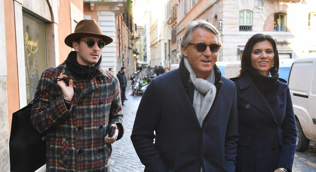 Roberto Mancini a Roma con la nuova fiamma e il figlio