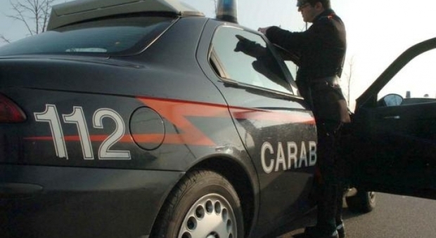 In moto senza casco offre 50 euro ai carabinieri