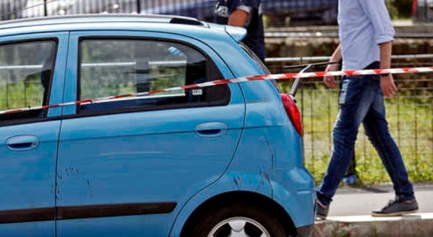 «Correte stanno sparando», far west al Casilino: trovata auto con sedili insanguinati