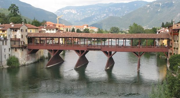 Vietato il ponte degli Alpini: il Brenta ha superato il limite di sicurezza. Chiuse le scuole