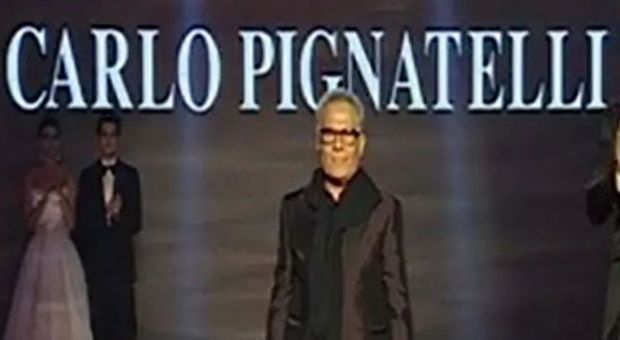TuttoSposi, lo stilista Carlo Pignatelli cade dal palco| Guarda il video