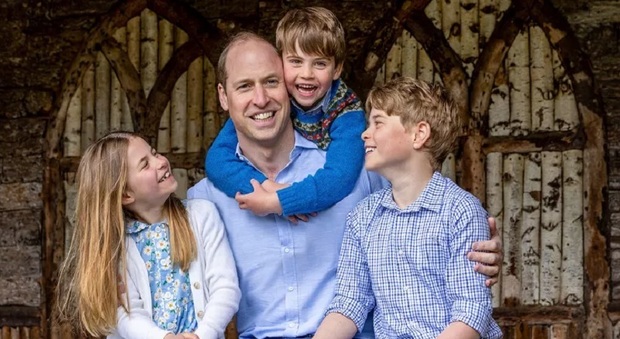 Principe William, la tenera foto per la Festa del papà (senza mamma Kate). E spunta l'omaggio alla regina Elisabetta