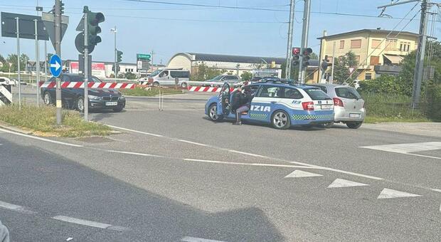 Le auto rimaste sui binari al passaggio a livello