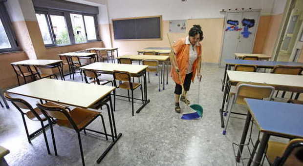 Una bidella ogni 240 alunni: scuole troppo sporche, genitori infuriati