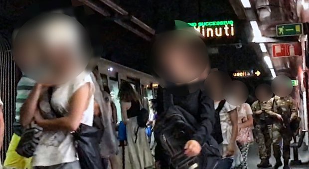 Baby-borseggiatrici rom in attesa di entrare in azione sulla banchina della Metro A