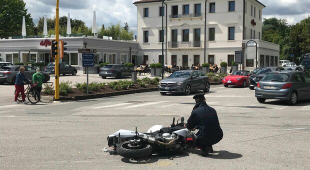 La motocicletta a terra dopo lo schianto in viale della Repubblica
