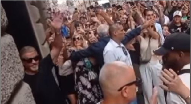 Sylvester Stallone a Roma, oltre 200 persone ad aspettarlo fuori dal negozio Gucci