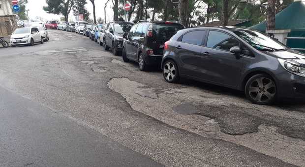 Via Rismondo, una beffa il nuovo asfalto: buche cancellate solo in un piccolo tratto