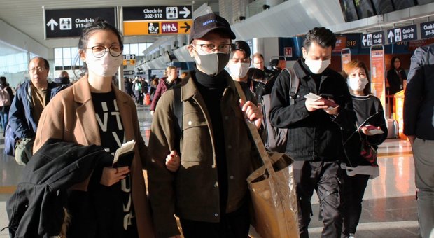 Coronavirus, voli bloccati dalla Cina. Ma a Malpensa atterra un aereo da Pechino: «Ai passeggeri misurata la febbre»