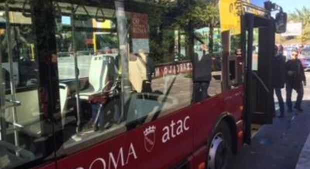 Roma, sale sull'autobus senza mascherina e aggredisce l'autista: denunciato