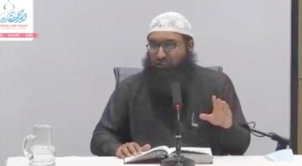 «Come lapidare una donna? Prima va sepolta fino alla vita, poi si lanciano le pietre»: il video choc dell'imam di Birmingham
