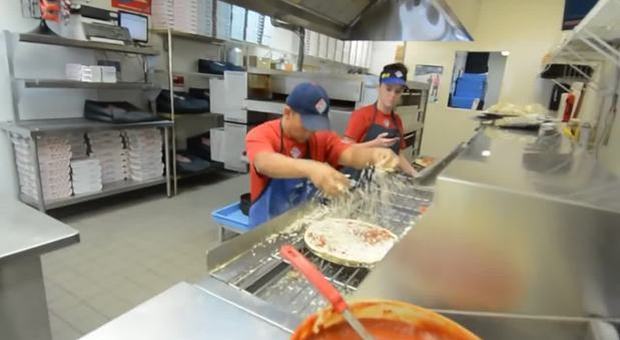 Rene DeGuia il pizzaiolo più veloce al mondo, «Prepara 3 pizze in soli 39 secondi»