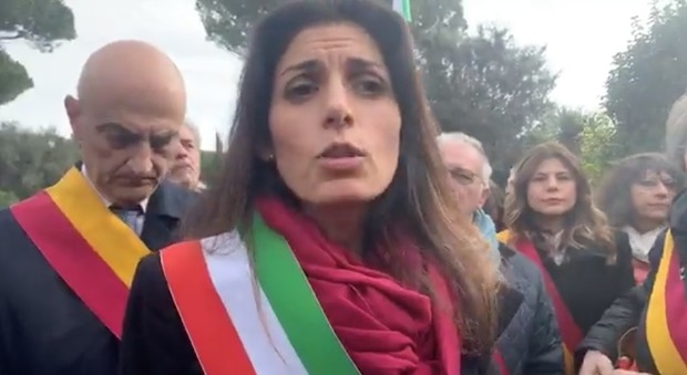 Rifiuti Roma, blitz della sindaca Raggi in Regione Lazio: «No a nuove discariche nella nostra città»