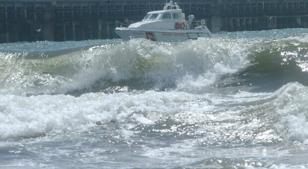 Donna muore annegata in mare: ragazzo nordafricano si tuffa per salvarla e rischia di essere travolto dalle onde per trascinare a riva la 37enne