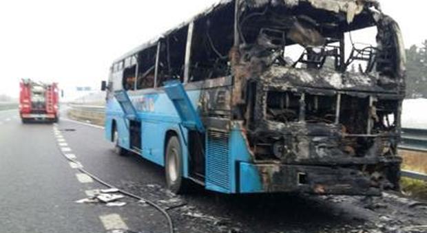Bus di linea prende fuoco con studenti a bordo, paura a Matera