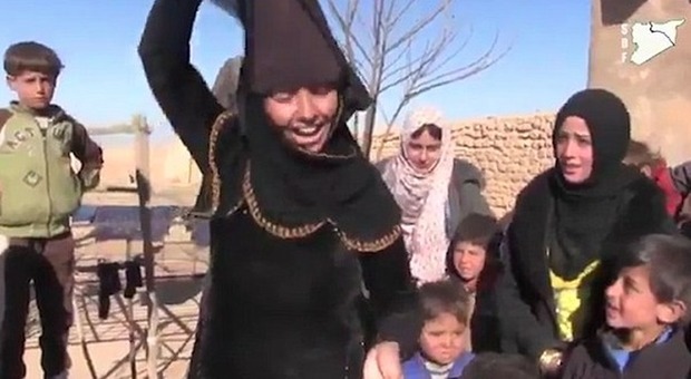 Iraq, la festa del villaggio liberato dall'Isis: le donne fuoco ai niqab