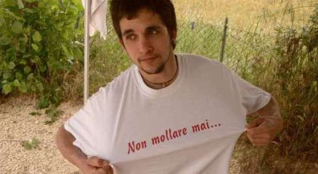 Alessandro Bonci con la maglietta e il suo motto: non mollare mai