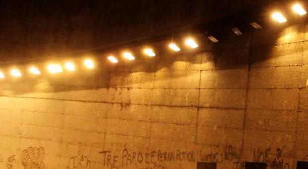 Le luci sull'uscita della tangenziale di via Pigna spente da più di un anno