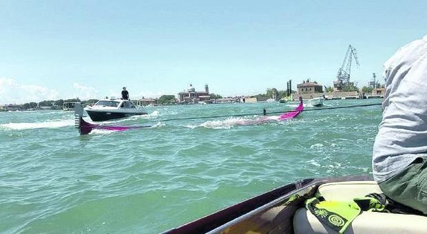 Venezia. Si allena per la regata: gondola affondata da taxi e lancioni. Onde altissme