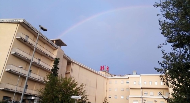 Un arcobaleno di speranza sul Covid Center di Boscotrecase: la foto diventa virale sul web