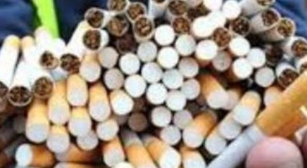 Napoli, Scappa a piedi all'alt, la polizia trova in auto chili di sigarette di contrabbando