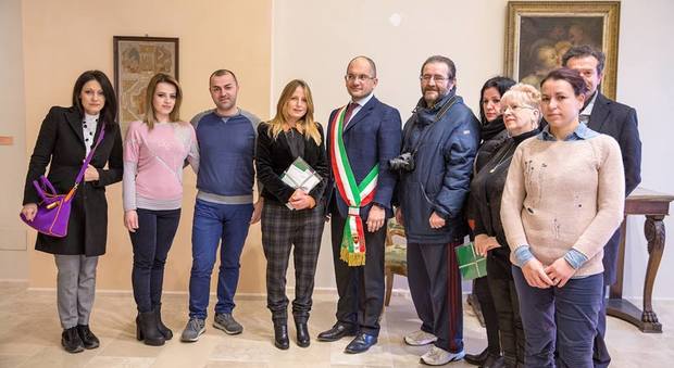 Ascoli, il sindaco conferisce la cittadinanza italiana a 6 stranieri