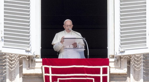 Abusi sessuali, il Papa risponde a Viganò: «Davanti a chi cerca scandalo, silenzio e preghiera»