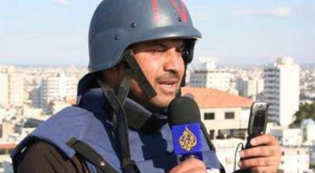 Gaza, il reporter di Al Jazeera piange in diretta davanti all'orrore della guerra