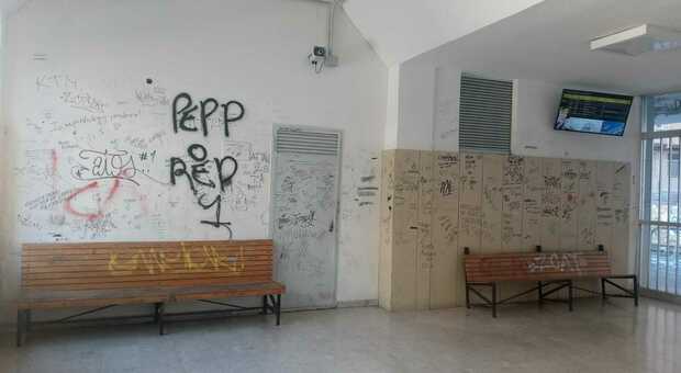 «Napoli spara ancora»: le scritte della vergogna nella stazione di Ercolano-Scavi