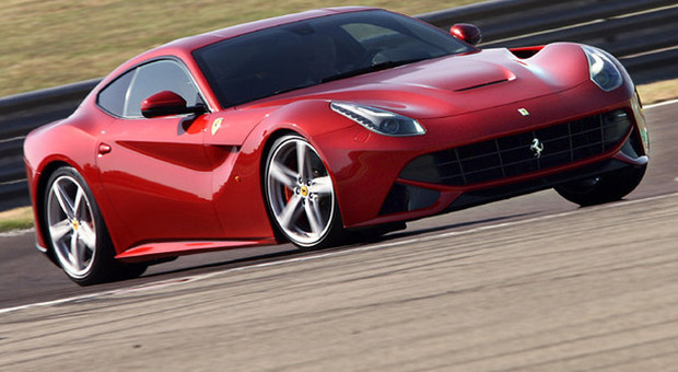 La nuova Ferrari F12berlinetta impegnata nei primi test sulla pista ca